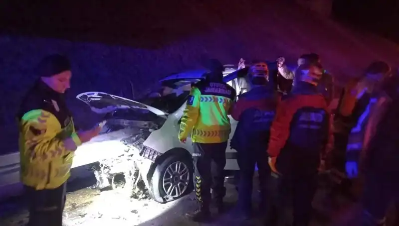 Bariyerin Otomobile Saplanması Sonucu 4 Kişi Yaralandı