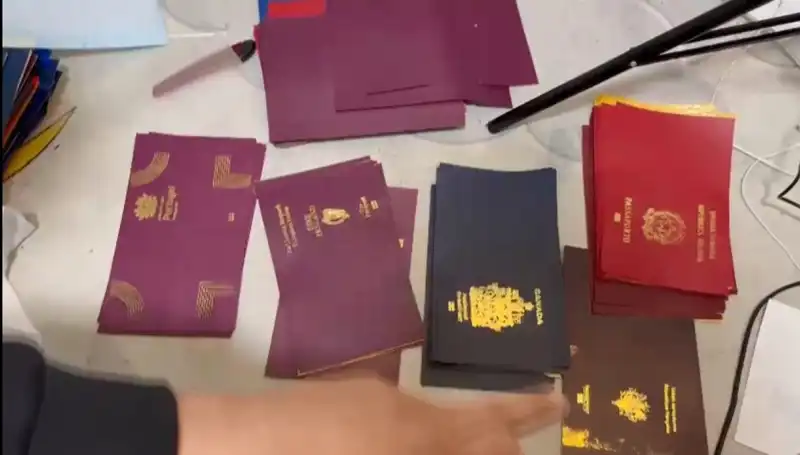 Türkiye'de Sahte Pasaport ve Vize Çetelerine Büyük Operasyon Düzenlendi