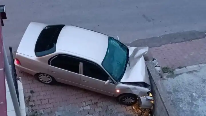 Kontrolünü Kaybeden Araç Duvara Çarptı: Detaylar Üzerinde Duran Kazanın Ardındaki Gerçekler