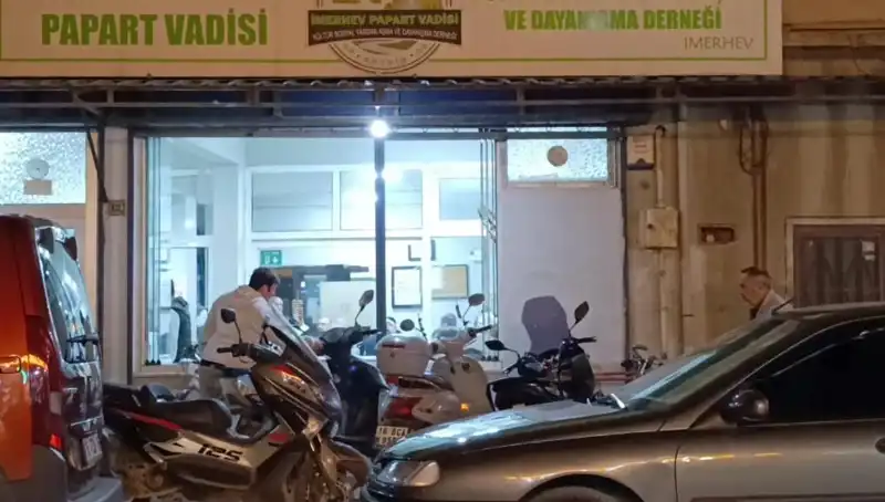 ** Lokalde Bıçaklı Kavga: Kan Davası Ortaya Çıktı!**