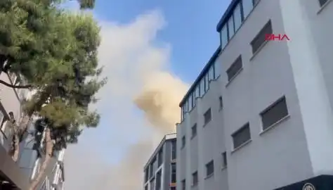 İstanbul'da 4 Katlı İş Merkezinde Yangın: İtfaiye Ekipleri Müdahalede Bulundu