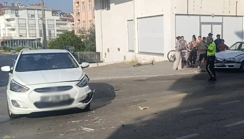Antalya’da Trafik Kazası: İki Otomobil Çarpıştı, Yaralılar Var