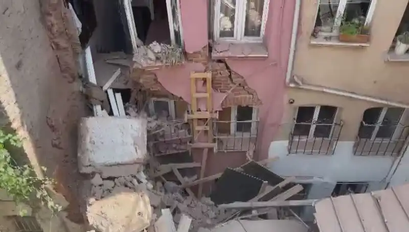 İstanbul'da Üç Katlı Binanın Balkonu Çöktü, Panik İçinde Sonrası Yaşandı!
