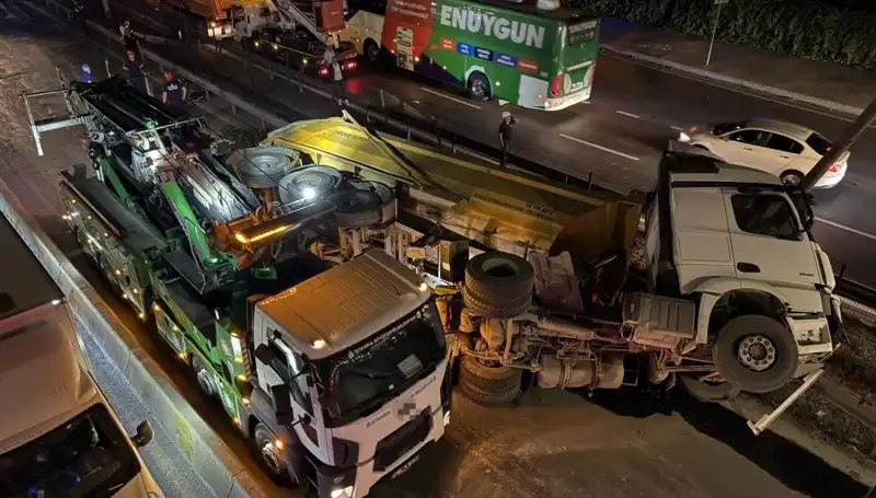 Moloz Yüklü Hafriyat Kamyonu Devrildi: Kazanın Ayrıntıları ve Sonrası