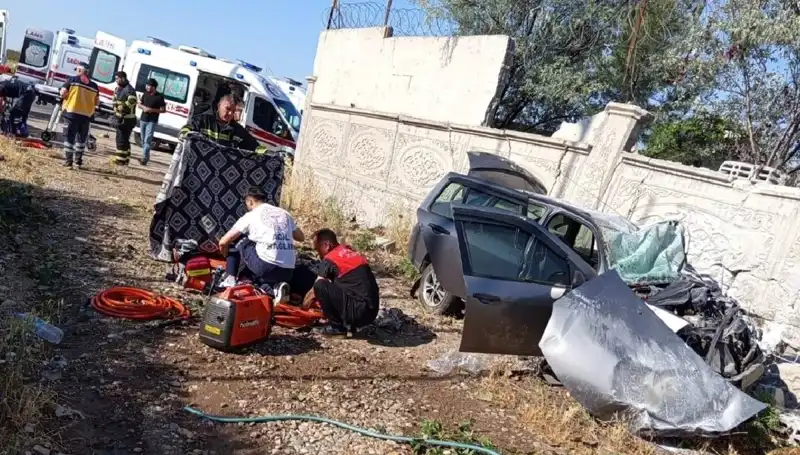 Lastiği Patlayan Araç İstinat Duvarına Çarptı: 1 Kayıp, 6 Yaralı!