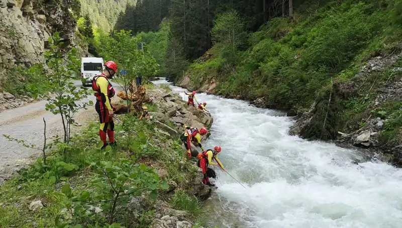 Trabzon'da Dereye Düşen Çocuğun Arama Çalışmaları Sürüyor