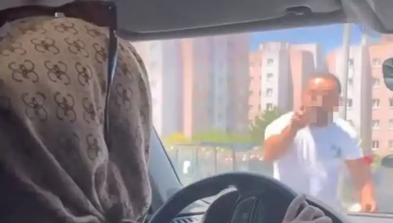 Trafikte Dehşet Anları: Camı Yumruklayan Şahıs, Araç Takibi Yaşandı