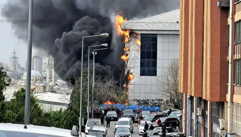 Başakşehir Sanayi Sitesinde Yangın: Ekipler Hızla Olay Yerinde