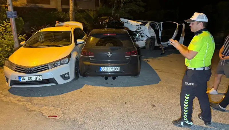 Alkollü Sürücü Sokağı Karıştırdı: Üç Araç Çarpmasıyla Kaza Ortalığı Bire Birine Kattı
