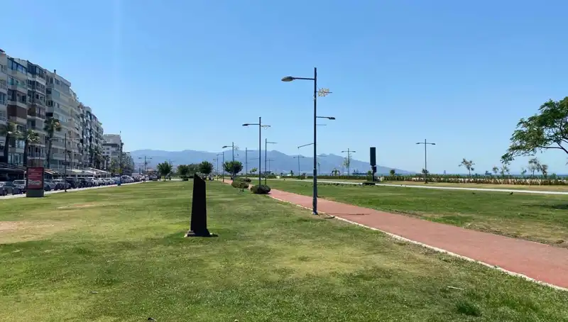 İzmir’de Sıcaklık Rekoru: Kordon Boş Kaldı, Nedenleri ve Etkileri