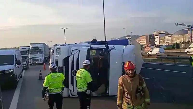 Pendik TEM Otoyolu'nda Devrilen TIR, İstanbul Yönünde Trafigi Felç Etti
