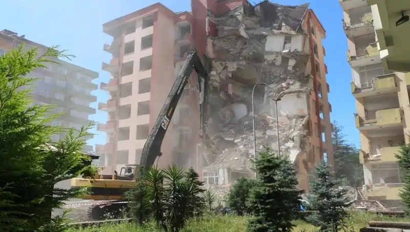 Güçlü Dalgalar İki Bina Yıktı: Şoke Eden Olayın Ardındaki Gerçekler