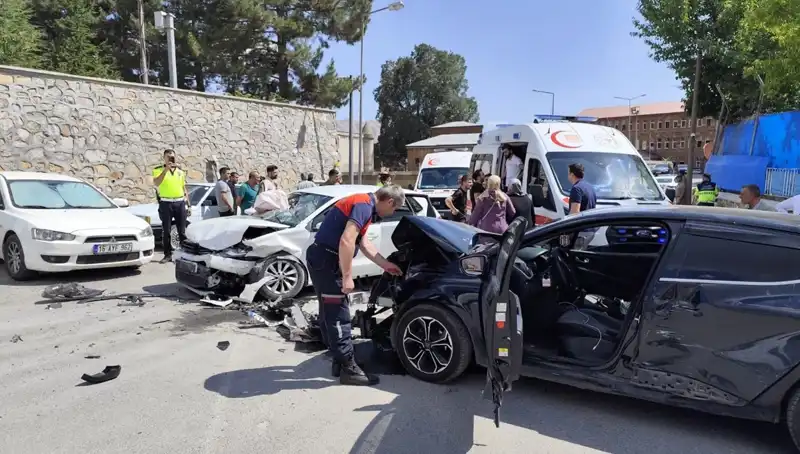 Bitlis'te Korkunç Trafik Kazası: 10 Yaralı ve Ciddi Hasar!