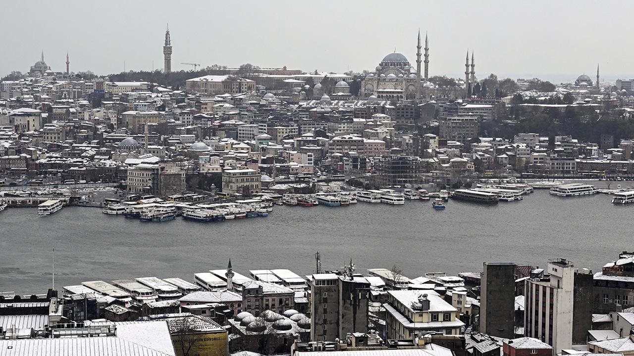 ** İstanbul'u beyaza bürüyen kar yağışı etkili oldu

**