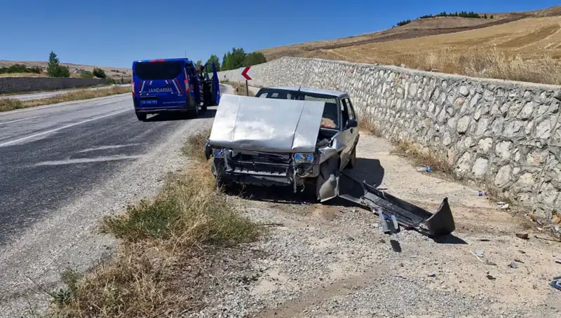 Kontrolden Çıkan Otomobil Duvara Çarptı: İki Kişi Yaralandı!
