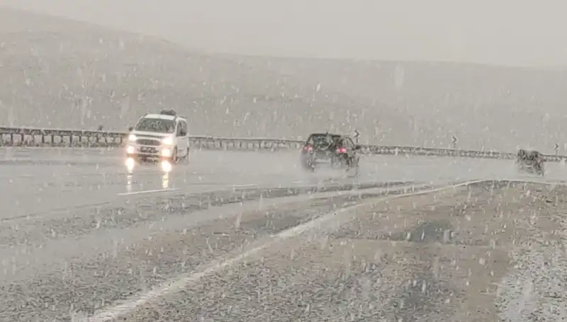 Bahar Demeyin! Nisan Ayında Beklenmedik Kar Yağışı