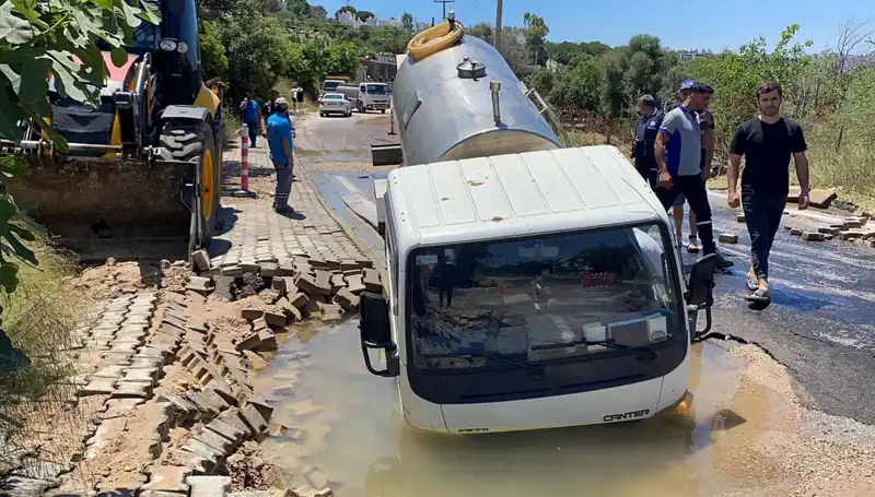 Bodrum'da Su Hattı Patladı, Tanker Çukura Düşerek Faciayı Önledi