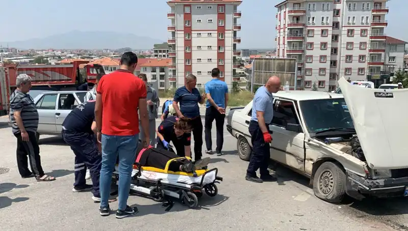Kavşakta Meydana Gelen Kazada İki Kişi Yaralandı!