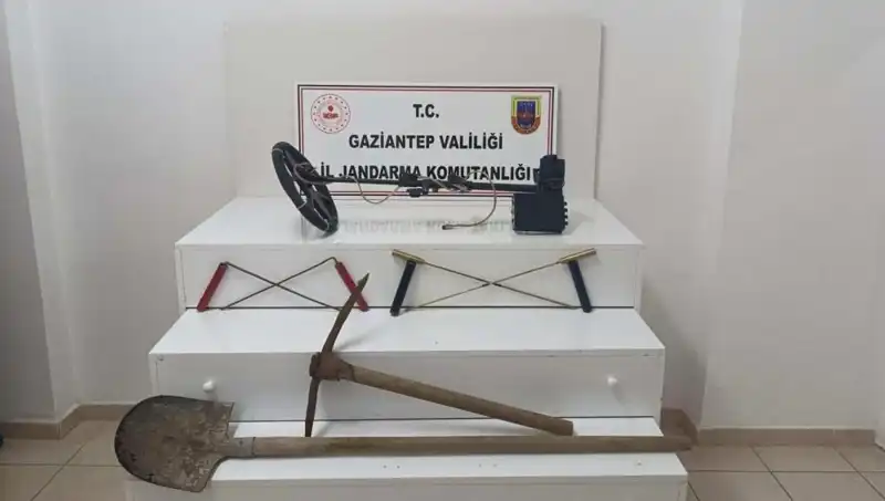 Defineciler Suçüstü: Kaçak Kazı Yapan İki Kişi Gözaltına Alındı!