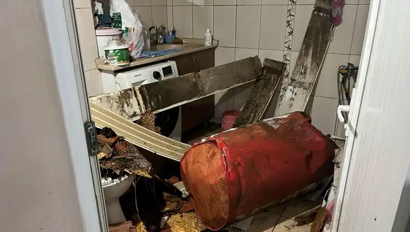 Ege Bölgesi'nde Beklenmedik Fırtına: Ağaçlar Devrildi, Caddeler Beyaza Büründü