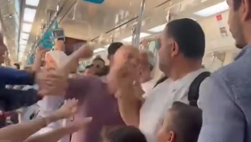 Marmaray’da Yumruklu Kavga: Yolcular Şoke Oldu!