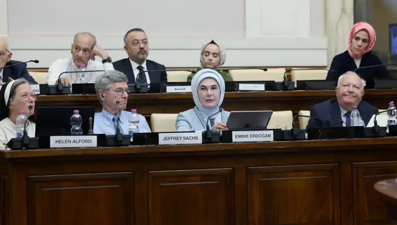 Emine Erdoğan, Vatikan'da "Dünya 5'ten Büyüktür" Mesajı ile Dikkat Çekti