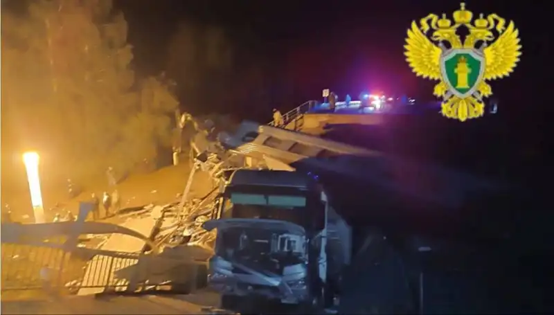Rusya'da Köprü Çöktü: Tren Felaketi Neleri Gözler Önüne Serdi?