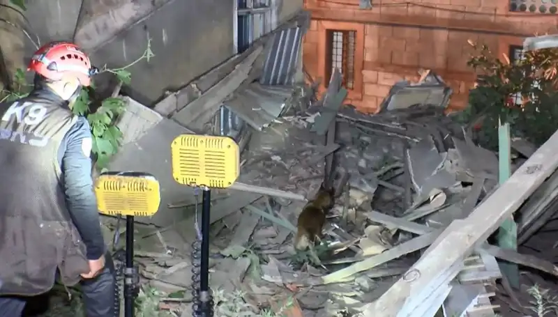 İstanbul'da Deprem Sonrası Çöken Bina ile İlgili Tüm Detaylar