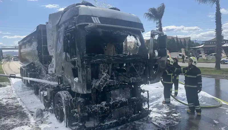 Kum Yüklü TIR'dan Korkutan Alevler Yükseldi, Gözler Yolda!