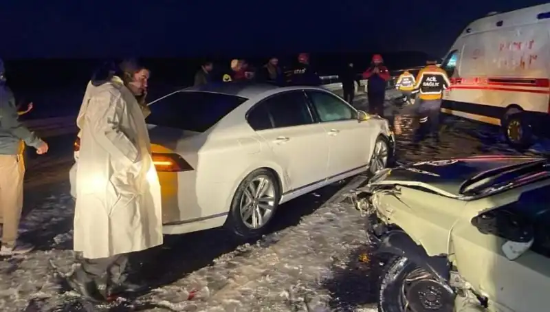 Aksaray'da Zincirleme Trafik Kazası: 15 Yaralı, Trafik Durma Noktasına Geldi