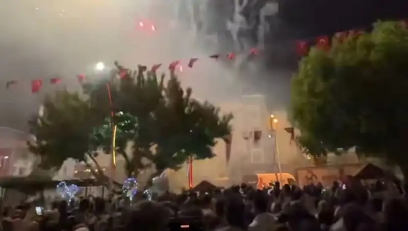 Havai Fişek Gösterisi Sırasında Paniğe Neden Olacak Bir Olay Yaşandı