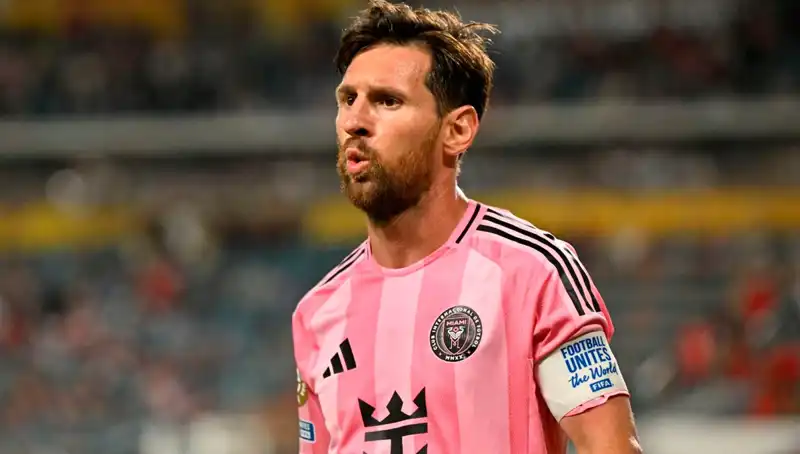 Messi’nin Büyüsü: İlk Maçta Direkten Dönen Şutuyla Hayal Kırıklığı!