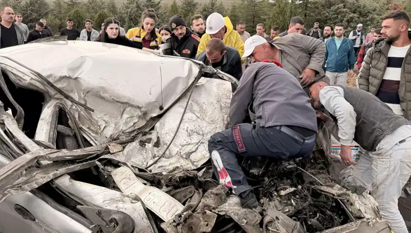 TIR ile Çarpışan Araç Kağıt Gibi Ezildi: Kazanın Gözler Önündeki Gerçekleri
