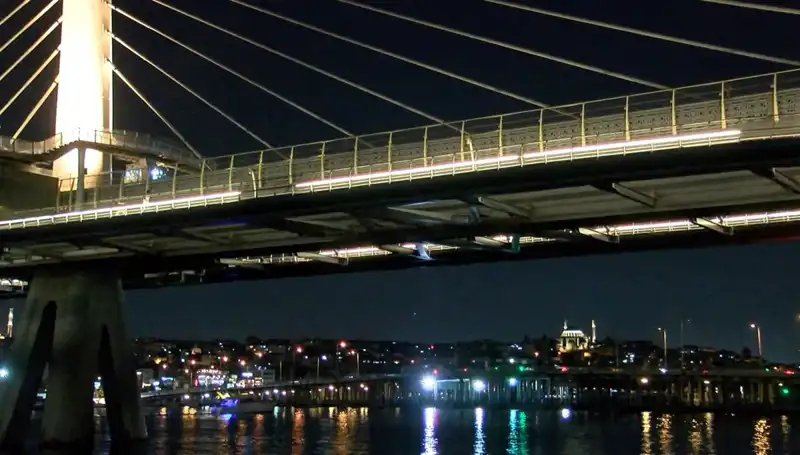 Metro Köprüsünden Denize Düşen Kişi İçin Arama Çalışmaları Başladı