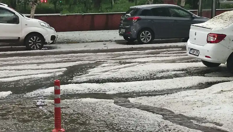 Ardahan'da Dolu Yağışı Şehri Tüm Beyazıyla Kapladı