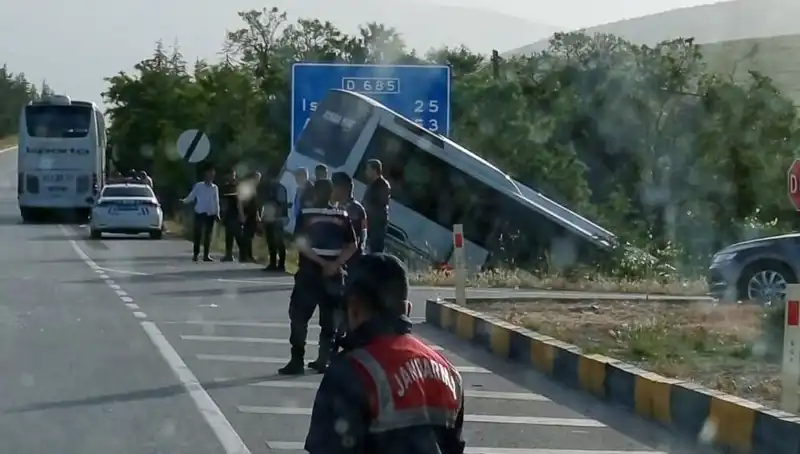 Isparta'da Korkunç Kaza: Yolcu Otobüsü ve Tur Otobüsü Çarpıştı!