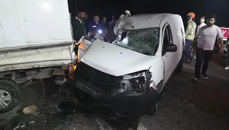 İstanbul'da Feci Kaza! Üç Kişi Yaralandı ve Olay Yerinde Panik Hava Hakim Oldu
