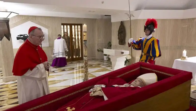 Papa'nın Tabutundaki Fotoğraflar İlk Kez Yayınlandı: Duygusal Anlar