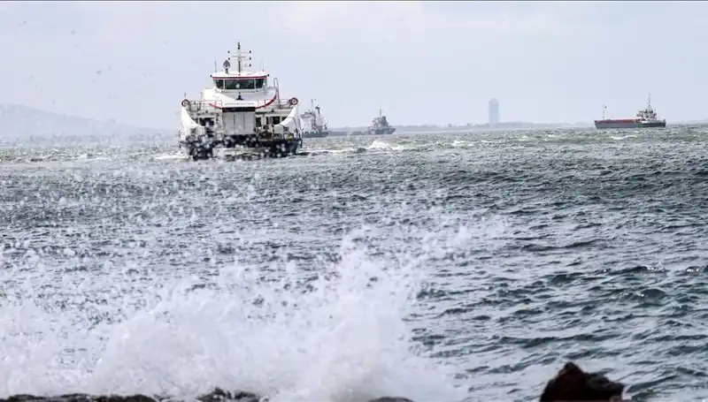 İzmir'de Fırtına, Vapur Seferlerini Durma Noktasına Getirdi!