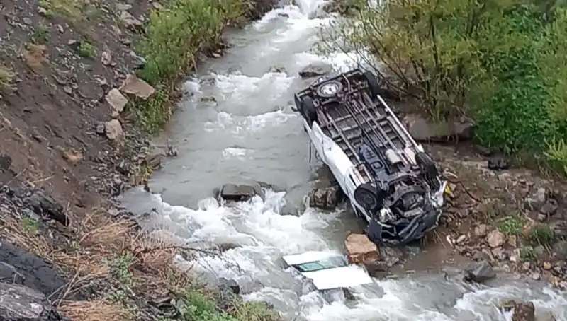 Hakkari'de Minibüs Devrildi: İki Can Kaybı, Üç Yaralı