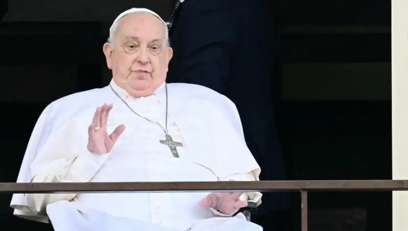 Papa Francis Hastaneden İlk Kez Görüntülendi, Sağlığı Hakkında Endişeler Sürüyor