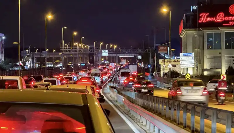 Yenibosna Metrobüs Yaya Üst Geçidi Çalışmaları Başladı, Bölgeyi Rahatlatacak!