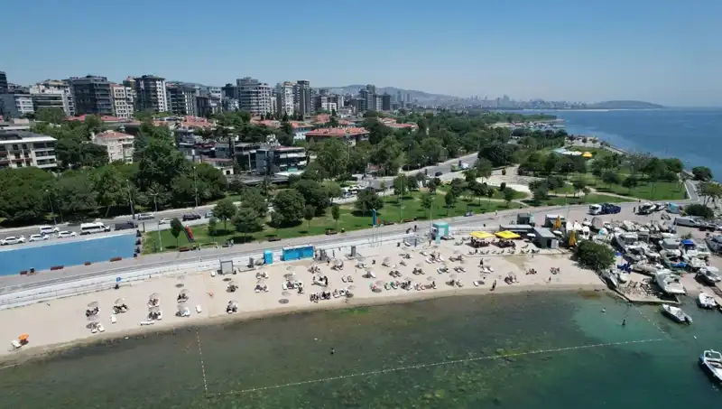 İstanbul'da Sıcak Hava Bunalttı: Caddebostan Sahiline Büyük Akın!