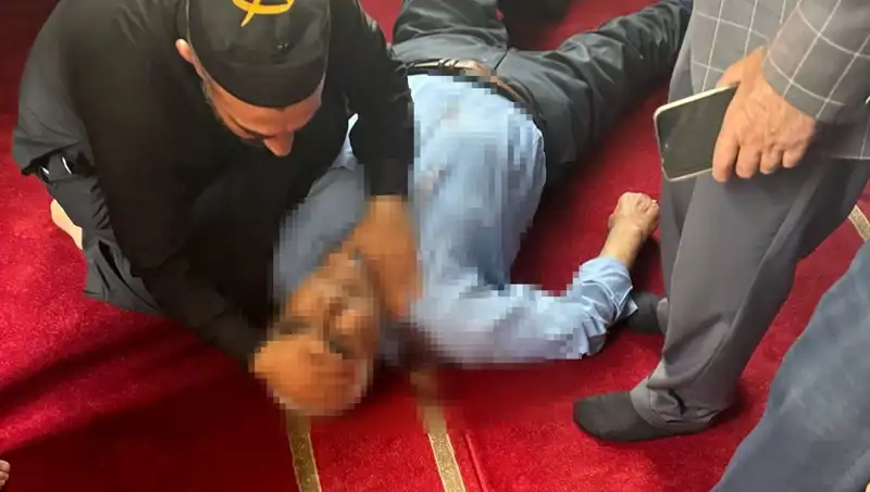 Camide Namaz Sırasında Bıçaklanma Olayı: Şok Eden Anlar