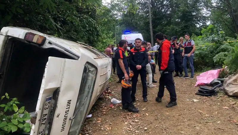 Rize'de Minibüs Yamaçtan Yuvarlandı: İki Can Kaybı, Üç Yaralı