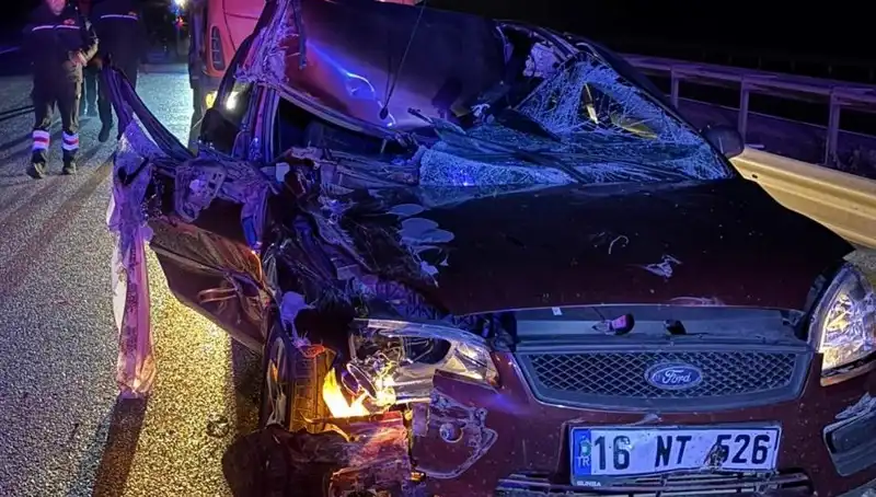 Afyonkarahisar'da Otomobil ve TIR Kaza Yaptı: 4 Yaralı Hastaneye Sevk Edildi